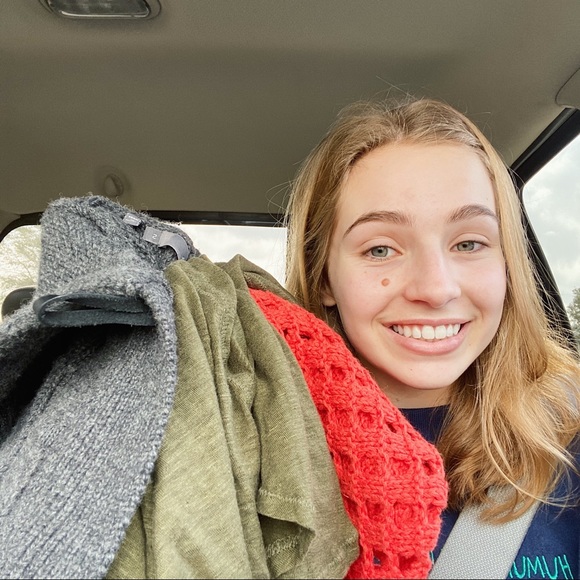 ⭐️LIKE TO BOOKMARK MY CLOSET⭐️ - Picture 3 of 4